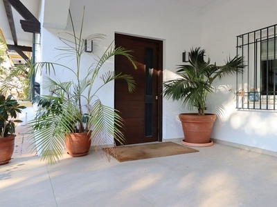 Venta de piso en Lomas de Marbella Club - Puente Romano de 6 habitaciones con terraza y piscina