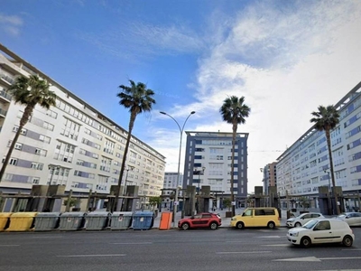 Venta Piso Cádiz. Piso de cuatro habitaciones Primera planta con terraza