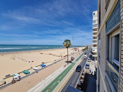 Venta Piso Cádiz. Piso de cuatro habitaciones Tercera planta con terraza