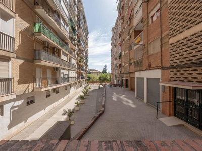 Venta Piso Granada. Piso de tres habitaciones en Don Quijote. Quinta planta con terraza