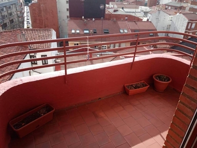 Venta Piso León. Piso de tres habitaciones en Calle Jovellanos. Buen estado octava planta con terraza