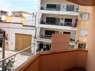 Venta Piso Roses. Piso de tres habitaciones en montserrat. Primera planta