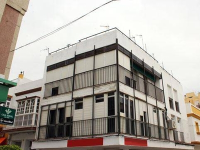 Venta Piso San Fernando. Piso de tres habitaciones en Calle Viriato. Primera planta