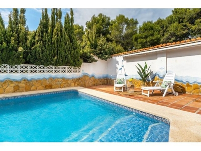 Villa con piscina privada y tres dormitorios en Moraira.