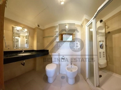 Apartamento amueblado con ascensor, parking, piscina, aire acondicionado y vistas al mar en Benalmádena