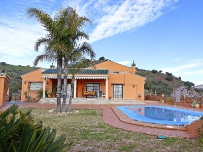 Casa con terreno en Almogía