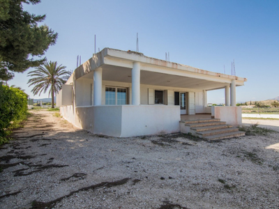 Casa con terreno en Novelda