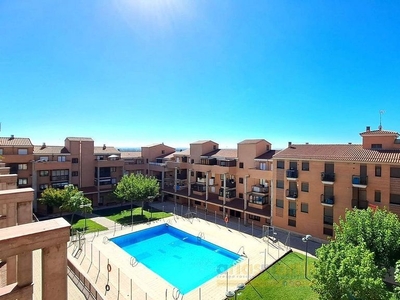 Alquiler de ático en avenida Santiago Madrigal de 1 habitación con terraza y piscina