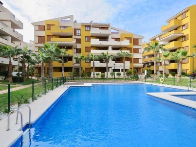 Alquiler de piso en calle Ciclon de 3 habitaciones con terraza y piscina