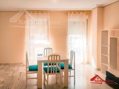 Alquiler de piso en Huerta de la Reina - Trassierra de 3 habitaciones con aire acondicionado y calefacción