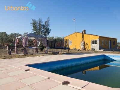 Venta de casa con piscina en Las Vaguadas-Urbanizaciones Sur-Carretera de Valverde (Badajoz), Manatío