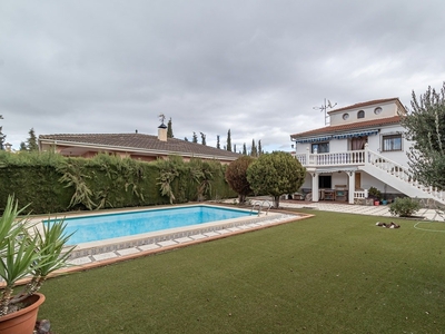 Venta de casa con piscina y terraza en Otura, Urbanización viña del rey