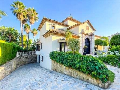 Villa de lujo de estilo clásico mediterráneo en la prestigiosa comunidad de Sierra Blanca (Marbella)