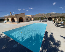 Chalet con piscina comunitaria en Albatera