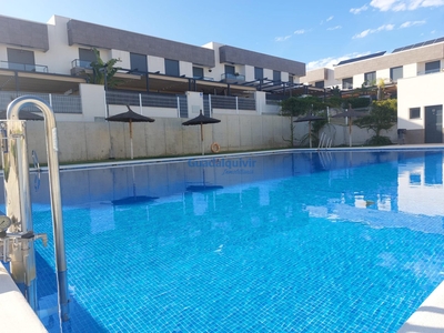 Venta de casa con piscina en Montequinto (Dos Hermanas), Entrenúcleos