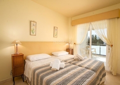 Apartamento san pedro playa, apartamento de dos dormitorios y dos baños con vistas al mar. en Marbella