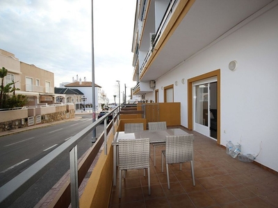 Venta de piso en avenida Las Marinas de 2 habitaciones con terraza y aire acondicionado