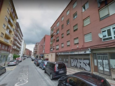 Venta de piso en calle Julián Urbina de 3 habitaciones con balcón