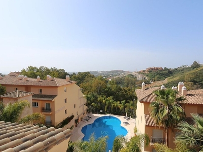 Ático en venta en Nueva Andalucía centro de 3 habitaciones con terraza y piscina