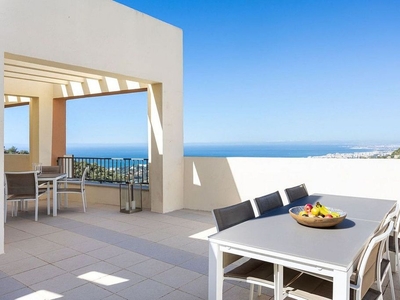 Ático en venta en Playa Bajadilla - Puertos de 2 habitaciones con terraza y piscina