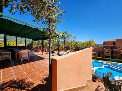 Dúplex en venta en Elviria de 3 habitaciones con terraza y piscina