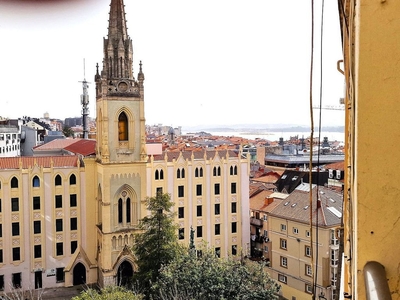 Piso en alquiler en Centro - Ayuntamiento de 3 habitaciones con terraza y garaje