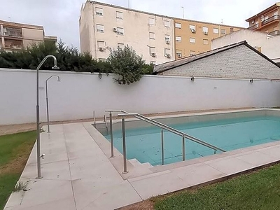 Piso en alquiler en Linares de 4 habitaciones con piscina y jardín