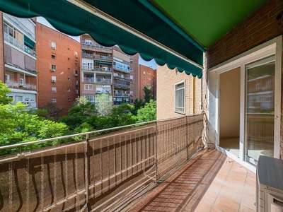 Piso en venta en avenida Manuel Siurot de 4 habitaciones con terraza y garaje
