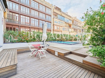 Piso en venta en La Dreta de l'Eixample de 5 habitaciones con terraza y piscina