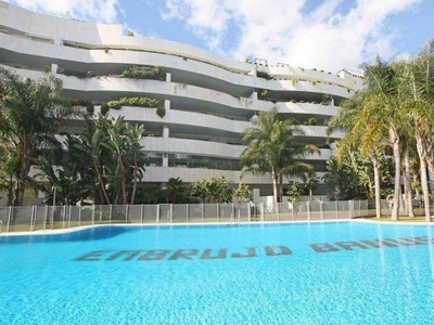 Venta de ático en Puerto Banús de 4 habitaciones con terraza y piscina