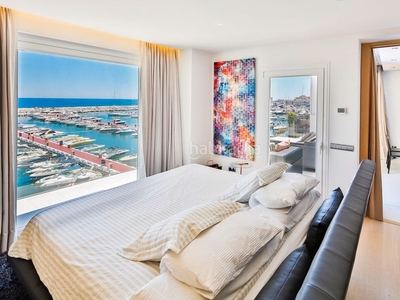 Apartamento atico en primera linea totalmente remodelado con vistas al puerto de puerto banus en Marbella
