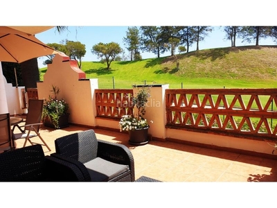 Apartamento bello apartamento con amplia terrazas y preciosas vistas del campo de golf en urb. privada con jardines, piscinas, pistas de tenis/padel y bar/restaurante. en Mijas