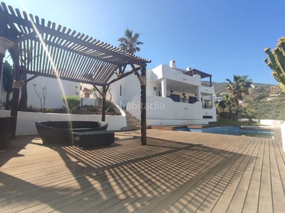 Casa en calle parís casa con 3 habitaciones amueblada con parking, piscina, calefacción, aire acondicionado y vistas al mar en Benalmádena