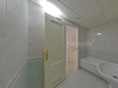 Piso en calle cardo cuco 15 piso con 3 habitaciones con ascensor, calefacción y aire acondicionado en Málaga