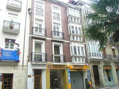 Piso en venta en Centro - Vitoria-Gasteiz de 3 habitaciones con balcón