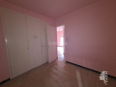 Piso quinto con 3 habitaciones, calefacción y terraza en Reus