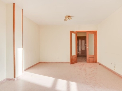 Venta de piso en Almansa de 4 habitaciones con garaje y ascensor