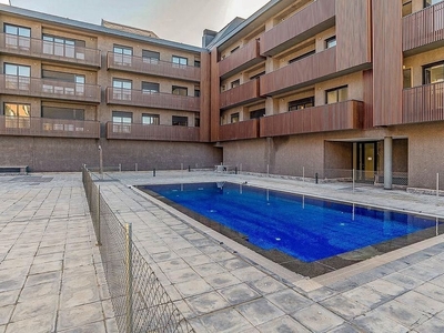Venta de piso en Polígono - Carrefour de 4 habitaciones con terraza y piscina