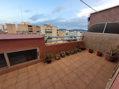 Apartamento en venta. Excelente ubicación, en el centro de Elda. Muy luminoso, gran terraza, 101 m2, semi reformado. Para entrar a vivir