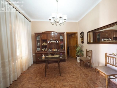 Casa de planta baja junto a calle Oriente de 170 m2, 5 dormitorios y garaje por solo 51.500 €