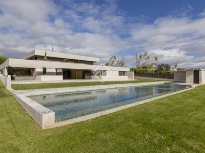 Casa / villa de 1,350m² en venta en Pozuelo, Madrid