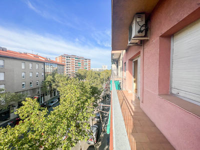 ¡Oportunidad en Sabadell! Piso de 3 Habitaciones con Terrazas y Potencial de Inversión Venta Sabadell