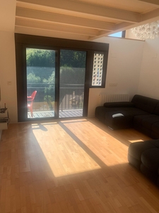 Piso en venta. Se vende bonito duplex en Zaldibar, con 3 habitaciones, 2 baños, cocina un gran salón y balcón. Muy luminoso