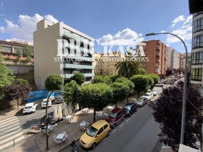 Piso en venta en Centro - Cáceres de 4 habitaciones con terraza y muebles