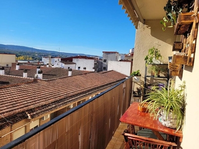 Piso en venta en Plasencia de 3 habitaciones con balcón y calefacción