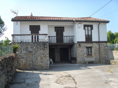 Venta Casa unifamiliar en Barrio La AgÜera 11 Reocín. Buen estado 259 m²