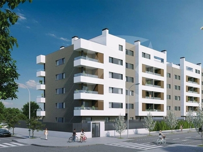 Venta de piso en Avda. Elvas de 4 habitaciones con terraza y piscina