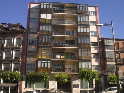 Venta de piso en calle Jardines de Don Diego de 5 habitaciones con terraza y calefacción