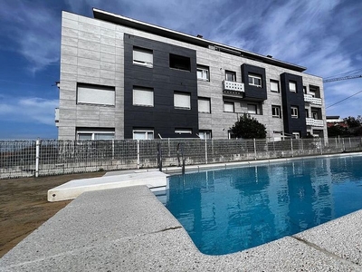 Alquiler de ático en Santa Cruz de Bezana de 2 habitaciones con terraza y piscina