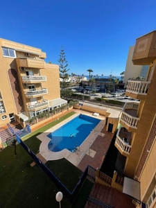 Alquiler de piso en Churriana de 3 habitaciones con terraza y piscina